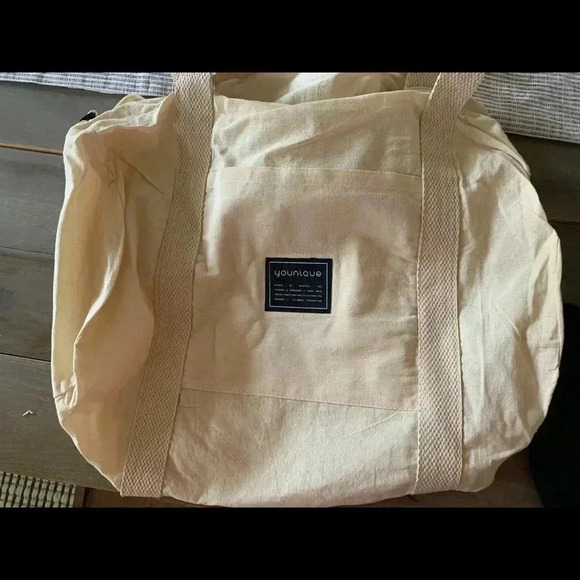 NEW In Box Younique duffle bag with cross body strap cream - Picture 2 of 2